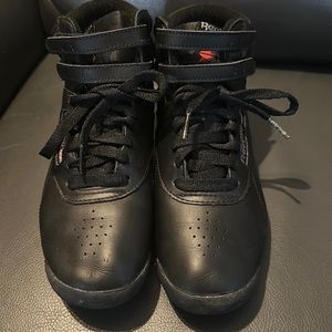 Reebok women 7 high tops tennis shoe